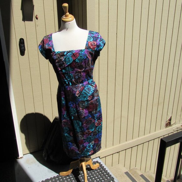 #96  NEW WOMEN'S FLORAL DRESS BY NTHE PRETTY DRESS CO.  (SIZE 12US / 16UK) - Picture 1 of 3
